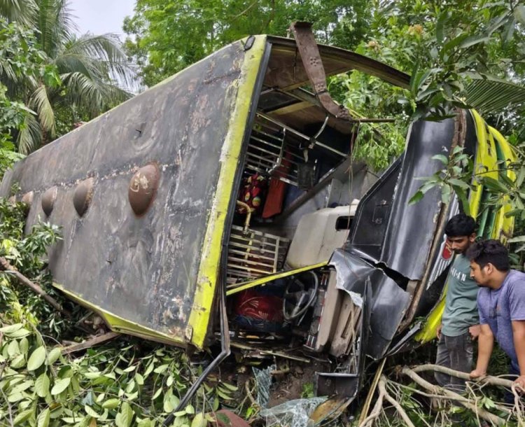 গোপালগঞ্জে যাত্রীবাহী বাস খাদে পড়ে নারী-শিশুসহ আহত-২৫