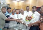 চাঁপাইনবাবগঞ্জে এলজিইডির নবাগত নির্বাহী প্রকৌশলীকে ঠিকাদার সমিতির ফুলেল শুভেচ্ছা