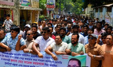 চাঁপাইনবাবগঞ্জে টোল প্রত্যাহারের দাবি আন্দোলনে প্রধানমন্ত্রীকে নিয়ে কটূক্তির প্রতিবাদ বিক্ষোভ মিছিল 