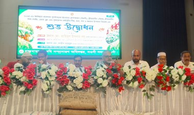 নওগাঁয় কৃষি প্রণোদনা ও দুর্যোগে ক্ষতিগ্রস্তদের মাঝে ত্রাণ বিতরণ