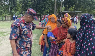 চাঁপাইনবাবগঞ্জে দুর্গম চরাঞ্চলে মানুষদের বিনামূল্যে চিকিৎসা ও ওষুধ বিতরণ