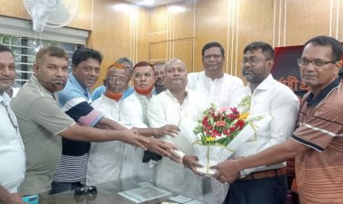 চাঁপাইনবাবগঞ্জে এলজিইডির নবাগত নির্বাহী প্রকৌশলীকে ঠিকাদার সমিতির ফুলেল শুভেচ্ছা