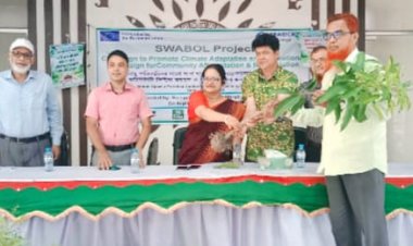 নাচোলে শিক্ষক ও শিক্ষার্থীদের মাঝে গাছের চারা বিতরণ 