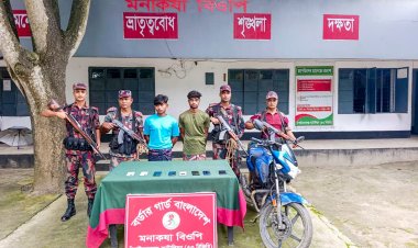 চাঁপাইনবাবগঞ্জ সীমান্তে ভারতীয় মোবাইল ফোনসহ দুইজন আটক