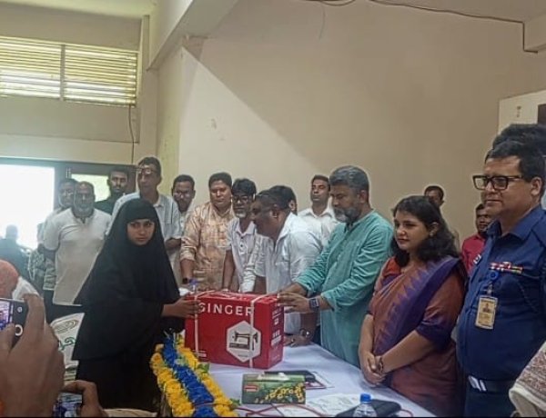 বদলগাছীতে উপকারভোগীদের মাঝে সেলাই মেশিনসহ বিভিন্ন সামগ্রী বিতরণ