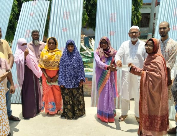 নিয়ামতপুরে চেক ও ঢেউটিনসহ বিভিন্ন শিক্ষা প্রতিষ্ঠানে সামগ্রী প্রদান