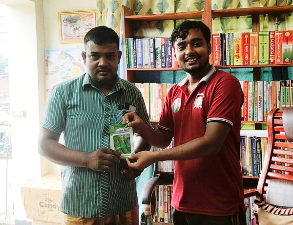 শিবগঞ্জে সবজির বীজ ও হাঁসের বাচ্চা বিতরণ