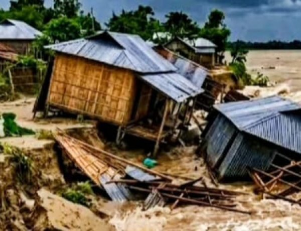 নাসিরনগর চাতলপাড় চকবাজার মেঘনার ভাঙনে বিলীনের পথে আতঙ্কে ব্যবসায়ীসহ এলাকাবাসী