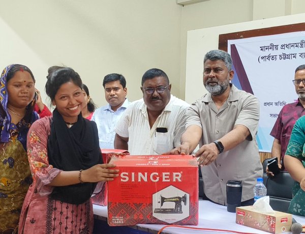 নওগাঁয় ক্ষুদ্র নৃগোষ্ঠীর মাঝে শিক্ষাবৃত্তি,সেলাই মেশিন,বাইসাইকেল বিতরণ
