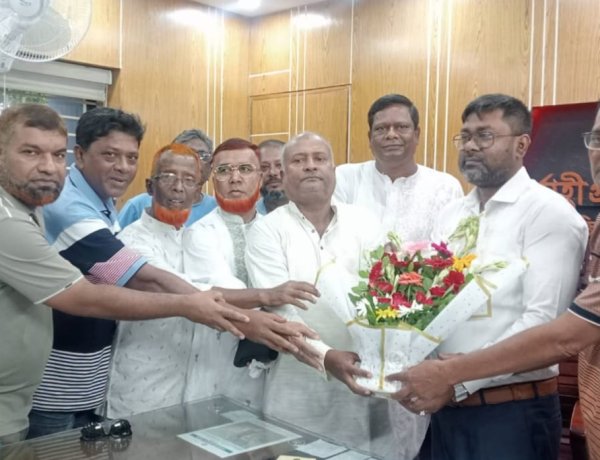 চাঁপাইনবাবগঞ্জে এলজিইডির নবাগত নির্বাহী প্রকৌশলীকে ঠিকাদার সমিতির ফুলেল শুভেচ্ছা