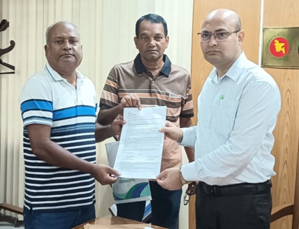 সরকারি নির্মাণ কাজের রেট সিডিউল হালনাগাদকরণের দাবিতে ঠিকাদার সমিতির স্মারকলিপি প্রদান 