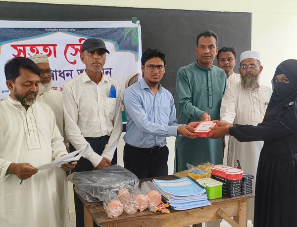 নওগাঁয় ‘সততা স্টোর’ উদ্বোধন ও শিক্ষা উপকরণ বিতরণ
