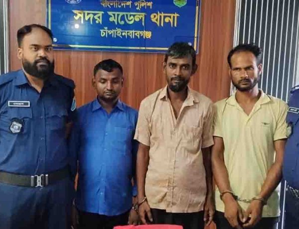 চাঁপাইনবাবগঞ্জে চোরাই ভারতীয় মোবাইলসহ তিনজন গ্রেফতার