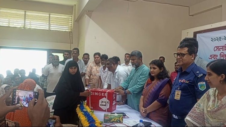 বদলগাছীতে উপকারভোগীদের মাঝে সেলাই মেশিনসহ বিভিন্ন সামগ্রী বিতরণ