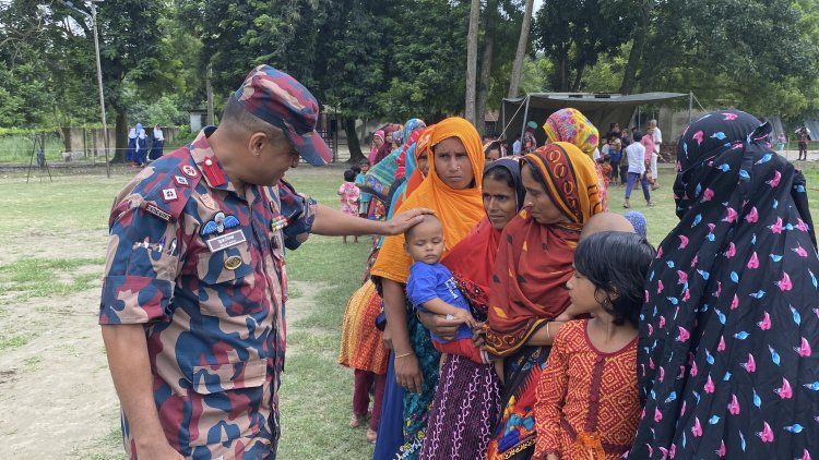 চাঁপাইনবাবগঞ্জে দুর্গম চরাঞ্চলে মানুষদের বিনামূল্যে চিকিৎসা ও ওষুধ বিতরণ