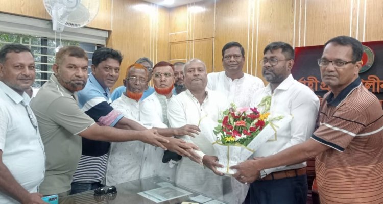 চাঁপাইনবাবগঞ্জে এলজিইডির নবাগত নির্বাহী প্রকৌশলীকে ঠিকাদার সমিতির ফুলেল শুভেচ্ছা