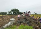 নিয়ামতপুরে খাল খননের উদ্বৃত্ত টাকা রাষ্ট্রীয় কোষাগারে জমা দিলো ইউএনও