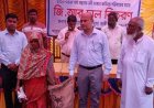 চাঁপাইনবাবগঞ্জে নদী ভাঙ্গনে ক্ষতিগ্রস্ত পরিবারের মাঝে চাল বিতরণ