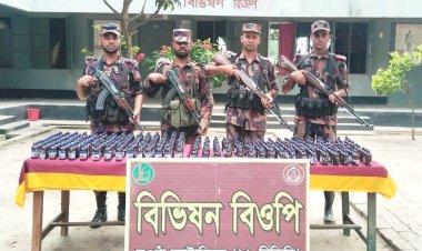 গোমস্তাপুর সীমান্তে ইস্কাফ সিরাপ ও নৌকা জব্দ