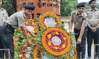 চাঁপাইনবাবগঞ্জে ডিএনসির উদ্যোগে জুলাই স্মৃতিস্তম্ভে পুষ্পার্ঘ্য অর্পণ