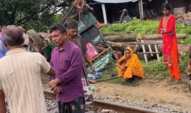 নাচোলে ট্রেনের ধাক্কায় ট্রলিচালকের মৃত্যু 
