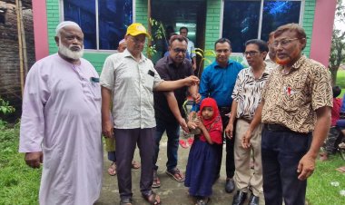 চাঁপাইনবাবগঞ্জে জুলাই গণঅভ্যুত্থান স্মরণে শিক্ষার্থীর মাঝে গাছের চারা বিতরণ
