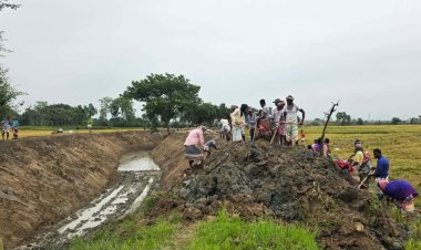 নিয়ামতপুরে খাল খননের উদ্বৃত্ত টাকা রাষ্ট্রীয় কোষাগারে জমা দিলো ইউএনও