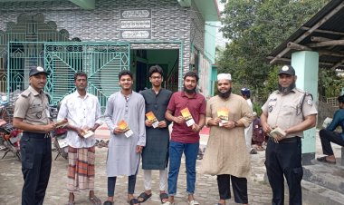 চাঁপাইনবাবগঞ্জে মাদকবিরোধী সচেতনতায় লিফলেট বিতরণ