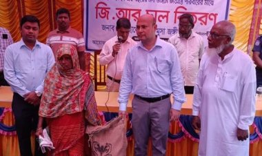চাঁপাইনবাবগঞ্জে নদী ভাঙ্গনে ক্ষতিগ্রস্ত পরিবারের মাঝে চাল বিতরণ
