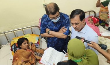নওগাঁ হাসপাতালে স্যালাইন মজুদ থাকলেও বাইরে থেকে কেনার নির্দেশ,সিনিয়র নার্সকে শোকজ