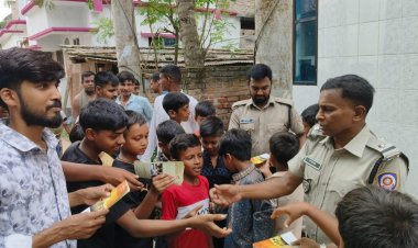চাঁপাইনবাবগঞ্জে জুমার নামাজের পর ডিএনসির মাদকবিরোধী লিফলেট বিতরণ
