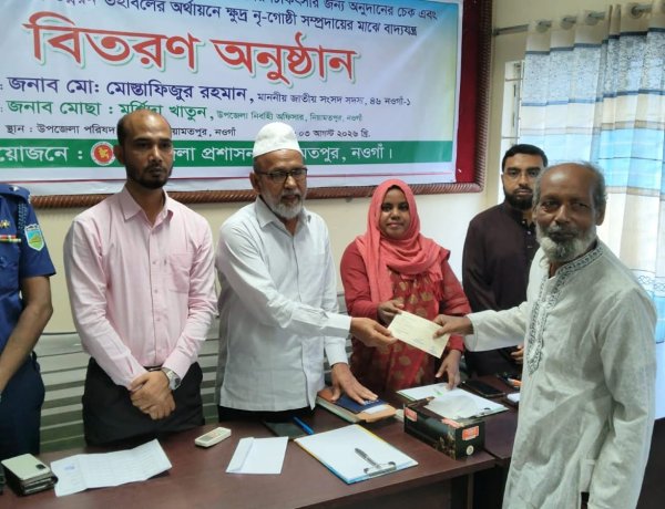 নিয়ামতপুরে চেক ও বাদ্যযন্ত্র বিতরণ এবং মাসিক সভা