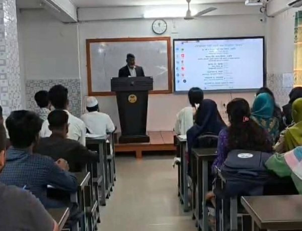 নওগাঁ বিশ্ববিদ্যালয়ে ক্লাস নিলেন এমপি