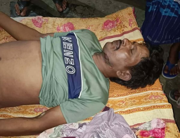 নিয়ামতপুরে বাড়ীর সামনে পড়েছিল অটোচালকের মরদেহ