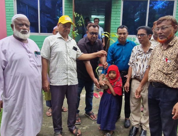 চাঁপাইনবাবগঞ্জে জুলাই গণঅভ্যুত্থান স্মরণে শিক্ষার্থীর মাঝে গাছের চারা বিতরণ