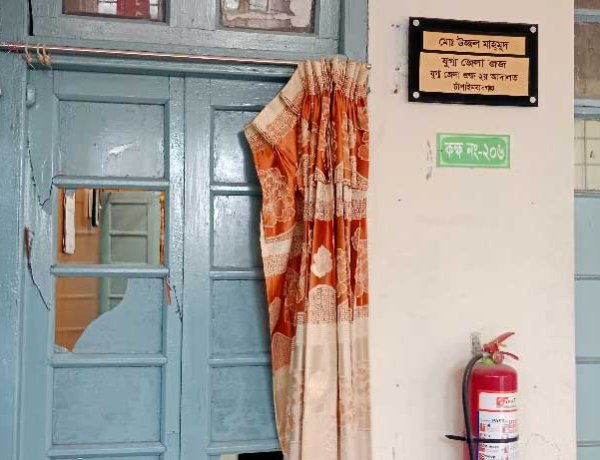 এজলাস ও বিচারকের খাস কামরা ভাঙচুরের ঘটনায় দ্রুত বিচার আইনে মামলা