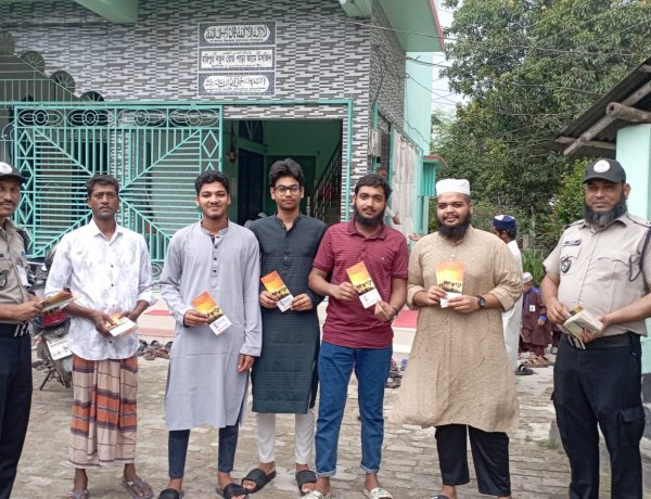 চাঁপাইনবাবগঞ্জে মাদকবিরোধী সচেতনতায় লিফলেট বিতরণ