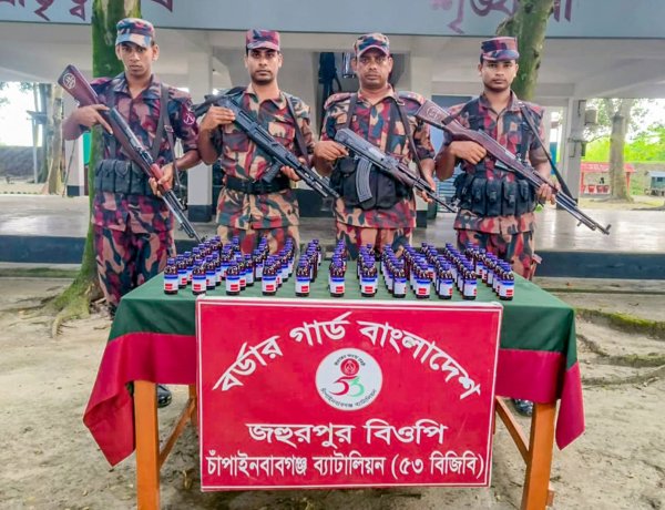 চাঁপাইনবাবগঞ্জ সীমান্তে ভারতীয় নেশাজাতীয় সিরাপ জব্দ