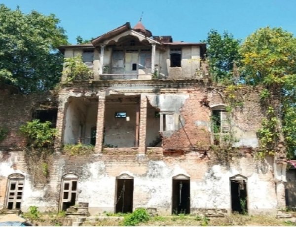 নাসিরনগরে ঐতিহ্যবাহী নবাব স্যার শামসুল হুদার বাড়ি বিলীনের পথে 
