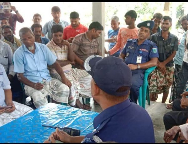 গোমস্তাপুরে আইনশৃঙ্খলা রক্ষায় পুলিশের উঠান বৈঠক