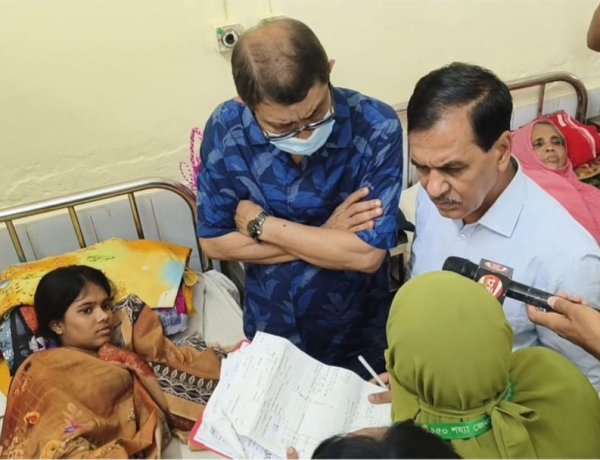 নওগাঁ হাসপাতালে স্যালাইন মজুদ থাকলেও বাইরে থেকে কেনার নির্দেশ,সিনিয়র নার্সকে শোকজ