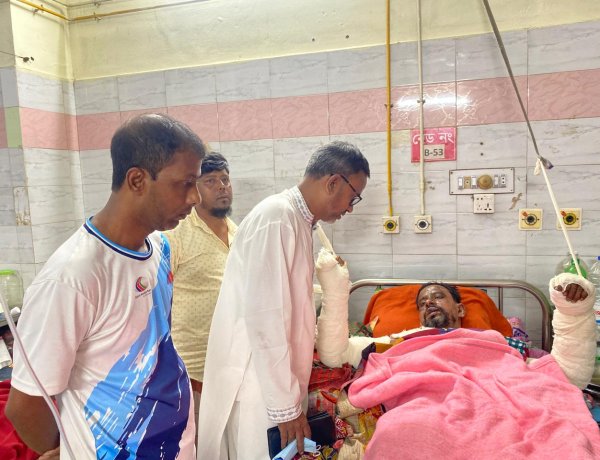 নওগাঁর অগ্নিদগ্ধ পাখিকে দেখতে ছুটে গেলেন রেজাউন নবী স্যান্ডো