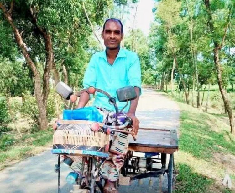 নিয়ামতপুর আওয়ামী লীগ সমর্থক ভ্যানচালককে নাশকতা মামলায় গ্রেপ্তার 