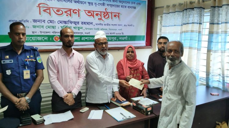 নিয়ামতপুরে চেক ও বাদ্যযন্ত্র বিতরণ এবং মাসিক সভা