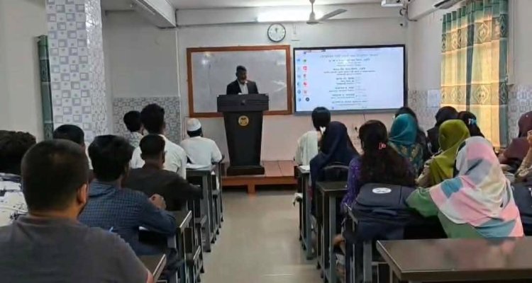 নওগাঁ বিশ্ববিদ্যালয়ে ক্লাস নিলেন এমপি