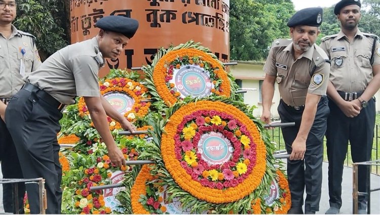 চাঁপাইনবাবগঞ্জে ডিএনসির উদ্যোগে জুলাই স্মৃতিস্তম্ভে পুষ্পার্ঘ্য অর্পণ