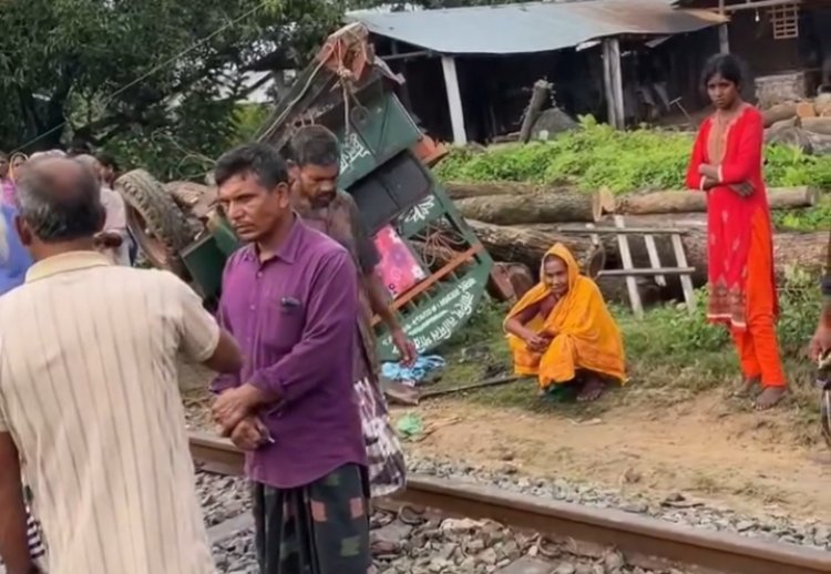 নাচোলে ট্রেনের ধাক্কায় ট্রলিচালকের মৃত্যু 