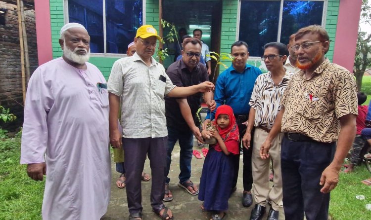 চাঁপাইনবাবগঞ্জে জুলাই গণঅভ্যুত্থান স্মরণে শিক্ষার্থীর মাঝে গাছের চারা বিতরণ