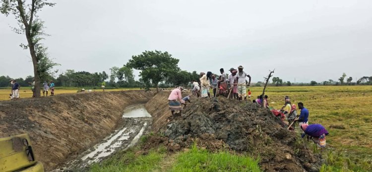 নিয়ামতপুরে খাল খননের উদ্বৃত্ত টাকা রাষ্ট্রীয় কোষাগারে জমা দিলো ইউএনও