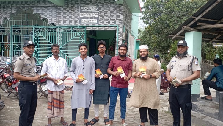 চাঁপাইনবাবগঞ্জে মাদকবিরোধী সচেতনতায় লিফলেট বিতরণ